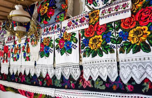 Borsa Ski Chalet | Discover Căsuța lui Gogu: Family-Friendly with Hot Tub