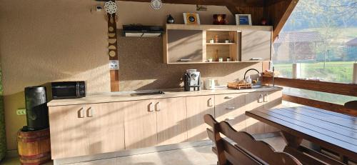 Bulz House | Guest Rated: 9.9 at Căsuțe Zăvoi Bulz with Hot Tub & Kitchen