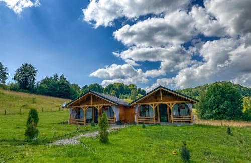 Ocna Sugatag Cabin | Pet-Friendly Căsuțele din Poiană with Kitchen Amenities