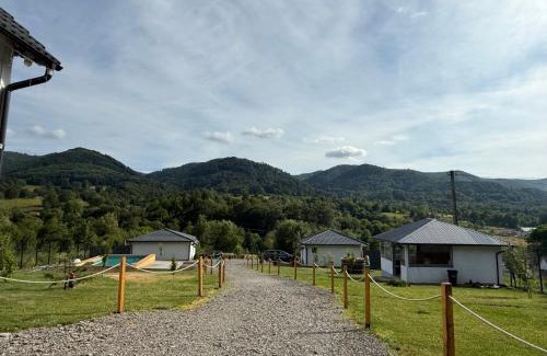 Ibanesti Villa | Explore Comfort at Căsuțele Gemenii - 10/10 Guest Rated