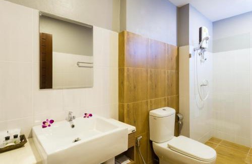 Cha-am Hotel | Discover C Cha-Am Hotel: Family-Friendly with Pool Access
