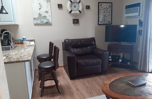 Oak Harbor Condo | Top-Rated Stay at C & D "REST-A-WHILE" with Pool & Breakfast