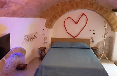 Altamura Bed & Breakfast | Relax at C'era una volta: Hot Tub & Breakfast Awaits!