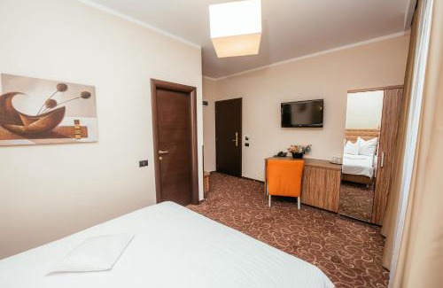 Drobeta-Turnu Severin House | Pet-Friendly C Guest House: Enjoy Breakfast & Family Amenities