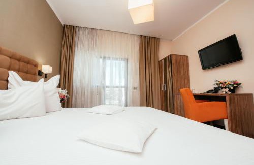 Drobeta-Turnu Severin House | Pet-Friendly C Guest House: Enjoy Breakfast & Family Amenities