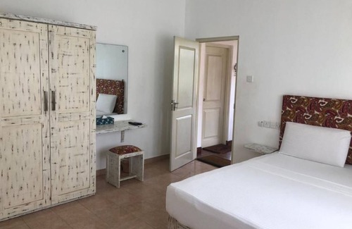 Pamunugama Bed & Breakfast | Budget-Friendly C J Beach Resort with Pool and Breakfast