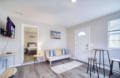 Jacksonville House | Pet-Friendly Krispy Krashpad with Breakfast & Kitchen
