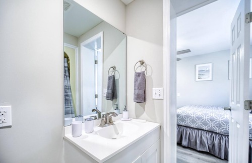 Jacksonville House | Pet-Friendly Krispy Krashpad with Breakfast & Kitchen