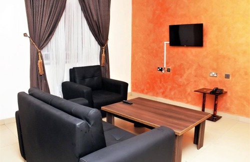 Igwuruta Hotel | Relax at C'ron Hotels and Suites with Pool & Family Amenities