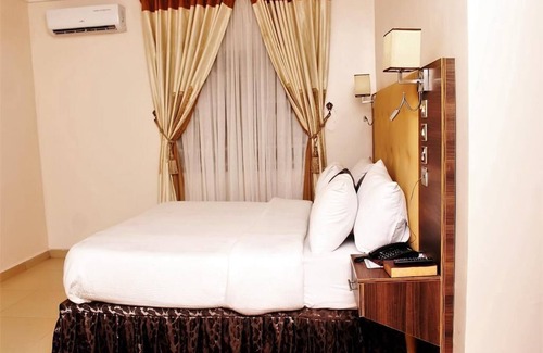 Igwuruta Hotel | Relax at C'ron Hotels and Suites with Pool & Family Amenities