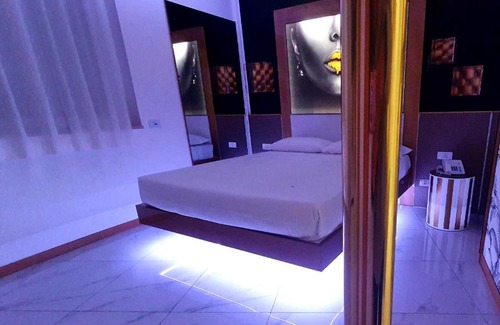 Monza Hotel | Cozy Retreat at C rooms - Love Motel Monza with Breakfast