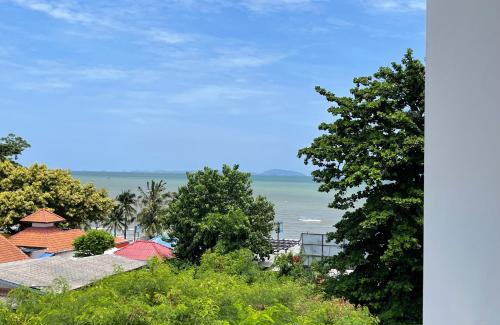 Saen Suk Apartment | Budget-Friendly C Sky Seaview @ The Blu X with Pool Access
