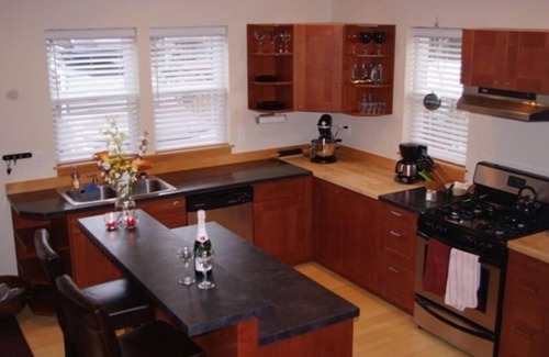 Hood River House | Exceptional C' Street Retreat in the Heights - 9.6/10 Rated