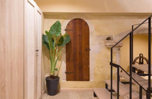 Old Town Rethymnon Apartment | Discover C Suites: Top-Rated Stay with Breakfast & Hot Tub