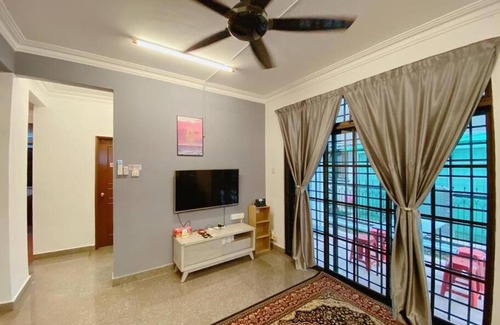 Taman Rinting House | Discover C01 HomeStay: Family-Friendly in Rinting Village