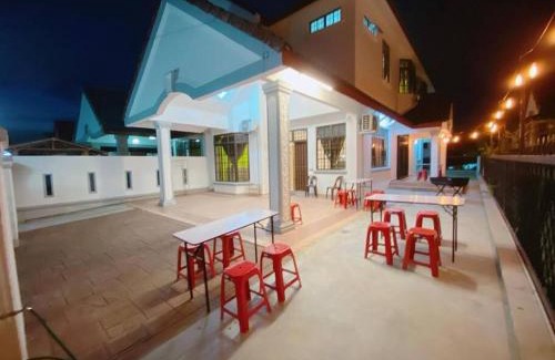 Taman Rinting House | Discover C01 HomeStay: Family-Friendly in Rinting Village