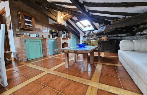 Colindres Apartment | Unique Ático Colindres: Family-Friendly with Spa and Kitchen