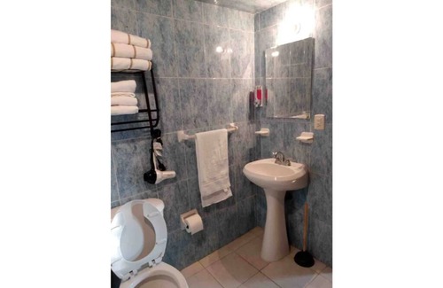 Toluca Municipality House | Cozy Retreat at The CCC House with Spa and Breakfast