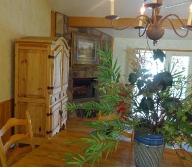 Mount Ida House | Relaxing Two Bedroom Cottage with Hot Tub at Harbor North
