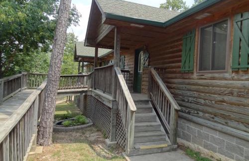 Mount Ida House | Relaxing Two Bedroom Cottage with Hot Tub at Harbor North