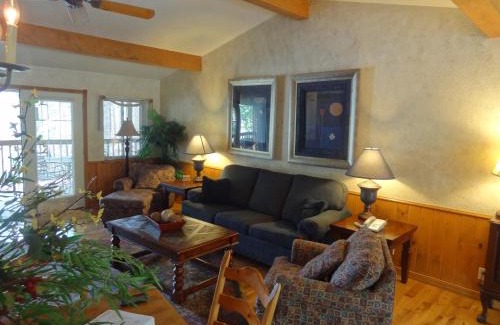 Mount Ida House | Relaxing Two Bedroom Cottage with Hot Tub at Harbor North