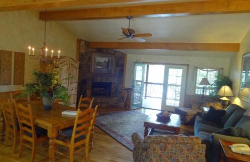 Mount Ida House | Relaxing Two Bedroom Cottage with Hot Tub at Harbor North