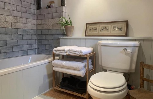 Hatherleigh House | Pet-Friendly C17 Thatched Cottage in Historic Devon Town