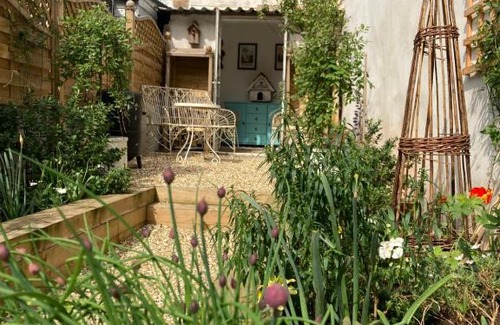 Hatherleigh House | Pet-Friendly C17 Thatched Cottage in Historic Devon Town