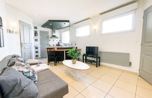 Quartier Chorier-Berriat Apartment | Pet-Friendly Vallier Libération: Comfort with Breakfast Included