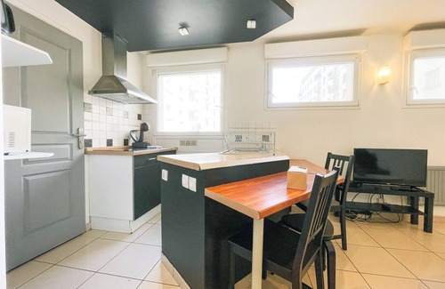 Quartier Chorier-Berriat Apartment | Pet-Friendly Vallier Libération: Comfort with Breakfast Included