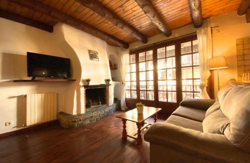 Mas de Ribafeta Apartment | Cozy C3 Bordes d'Arinsal with Fireplace, Pet Friendly Stay