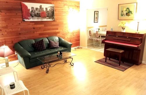 Cloverdale House | Discover C3 Stylish Holiday Home with Great Amenities