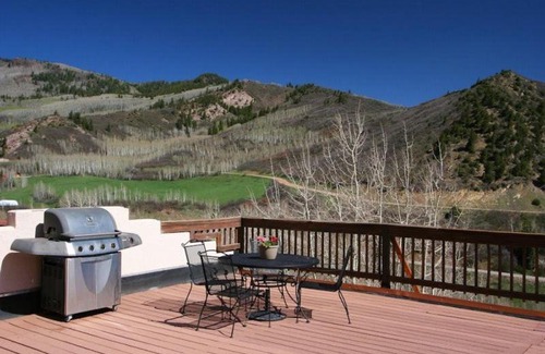 Glenwood Springs Apartment | Family-Friendly C6 with Hot Tub and Kitchen Amenities
