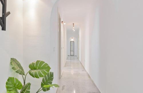 Poligono Alameda Apartment | Bright and Spacious 5-Bedroom Retreat in Town