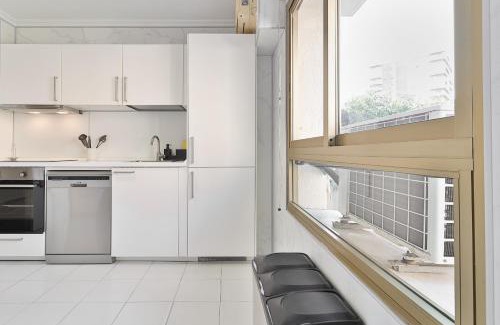 Poligono Alameda Apartment | Bright and Spacious 5-Bedroom Retreat in Town