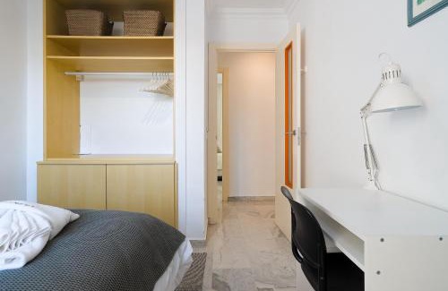 Poligono Alameda Apartment | Bright and Spacious 5-Bedroom Retreat in Town