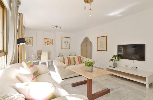 Poligono Alameda Apartment | Bright and Spacious 5-Bedroom Retreat in Town