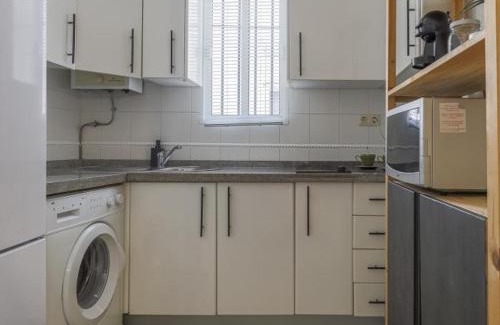 San Roque Apartment | Relax at Caños de Carmona: Cozy Stay with Dining Options