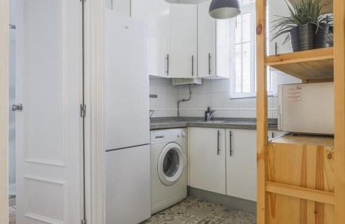 San Roque Apartment | Relax at Caños de Carmona: Cozy Stay with Dining Options