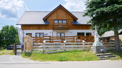 Ogrodzieniec House | Pet-Friendly Retreats at Całorocznik Apartments - 9/10 Rated