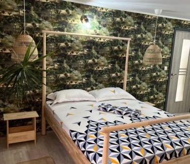 Corbu Apartment | Oceanfront Retreat: Ca acasă Corbu with Family-Friendly Perks