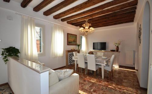 Cannaregio House | Exceptional Ca' Alansari: Oceanfront Retreat with Dining