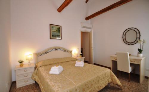 Cannaregio House | Exceptional Ca' Alansari: Oceanfront Retreat with Dining