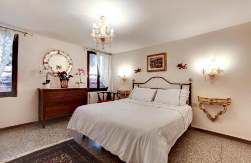 Cannaregio Apartment | Pet-Friendly Retreat at Ca' Apostoli for Family Getaways