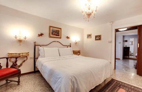 Cannaregio Apartment | Pet-Friendly Retreat at Ca' Apostoli for Family Getaways