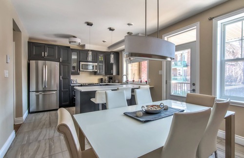 Cote-Des-Neiges—Notre-Dame-De-Grace Condo | Beautiful 2-Bedroom Condo with Balconies & Top Amenities