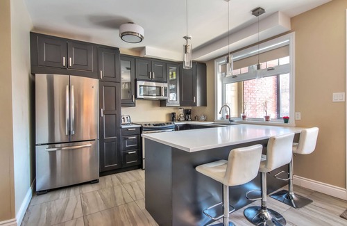 Cote-Des-Neiges—Notre-Dame-De-Grace Condo | Beautiful 2-Bedroom Condo with Balconies & Top Amenities