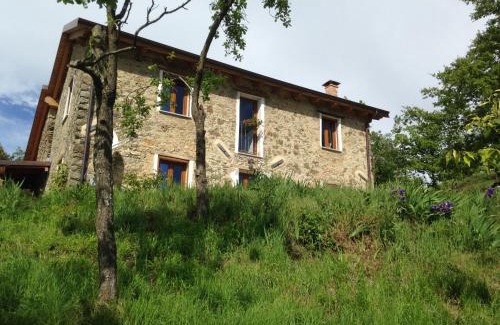 Giusvalla Bed & Breakfast | Cozy Ca' de l'Ase: Oceanfront Stay with Hot Tub & Fireplace