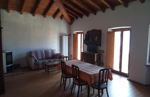 Carlazzo Apartment | Exceptional Ca' dei Codirossi with Oceanfront Dining