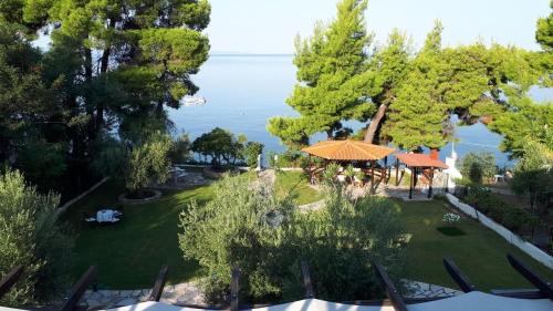 Elia Nikitis House | Ca' del mare: Oceanfront Haven with 9.5/10 Guest Rating